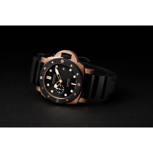 Panerai Submersible QuarantaQuattro Goldtech™ OroCarbo 44 mm Black Dial Brushed Goldtech Caoutchouc Black Strap PAM02070